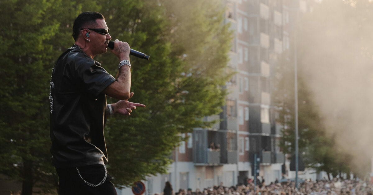 Marracash fa festa nella “sua” Barona: “Da piccolo ho fatto un sacco di caz***e. Pensavo che la vita mi avesse già condannato a un futuro prescritto. Ho capito che dirigere la propria rabbia sugli altri non cambia un c***o”