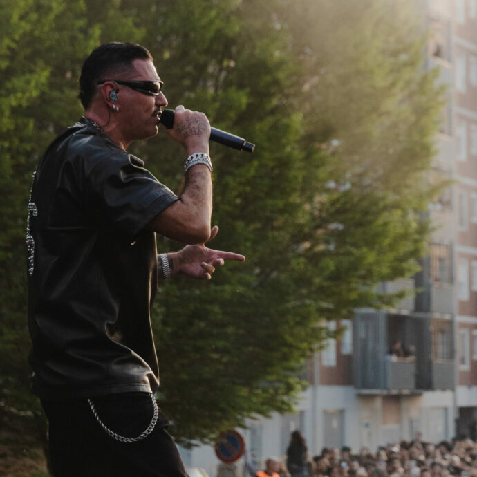 Marracash fa festa nella “sua” Barona: “Da piccolo ho fatto un sacco di caz***e. Pensavo che la vita mi avesse già condannato a un futuro prescritto. Ho capito che dirigere la propria rabbia sugli altri non cambia un c***o”