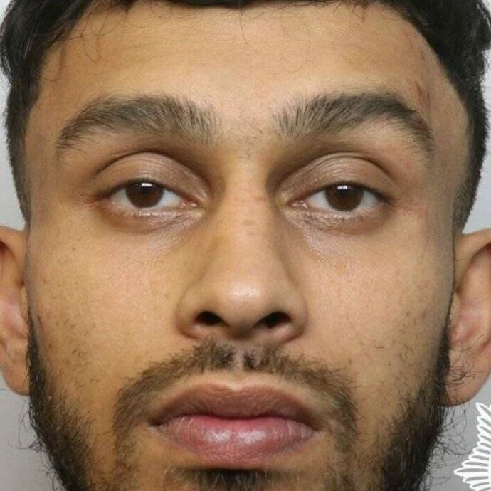 “Lo hanno preso a calci e pugni per un minuto, rischia di perdere un testicolo”: i compagni di cella lo aggrediscono e riprendono tutto con il cellulare