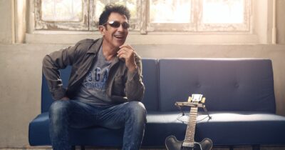 Copertina di Edoardo Bennato: “So che a San Siro ci andrà anche Irama: non lo conosco, ma deve per forza essere bravo. Ero a cena con Diego Maradona, a un certo punto non lo vidi più perché distribuiva 50mila lire a tutti”