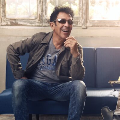 Copertina di Edoardo Bennato: “So che a San Siro ci andrà anche Irama: non lo conosco, ma deve per forza essere bravo. Ero a cena con Diego Maradona, a un certo punto non lo vidi più perché distribuiva 50mila lire a tutti”