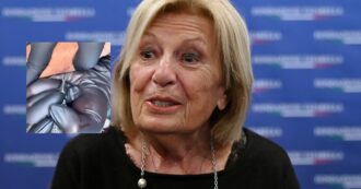 Copertina di Adriana Poli Bortone, sindaca 82enne di Lecce, si fa tatuare la scritta MSI