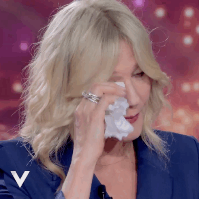 “Papà è morto per le conseguenze di una malattia neurodegenerativa. Non riesci a deglutire e quindi la saliva ostruisce il passaggio, prendi infezioni”: Natasha Stefanenko piange a “Verissimo”