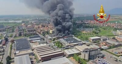 Copertina di Maxi incendio in un capannone a Beinasco (Torino), il sindaco: “Chiudete le finestre”. Il video dall’elicottero dei vigili del fuoco