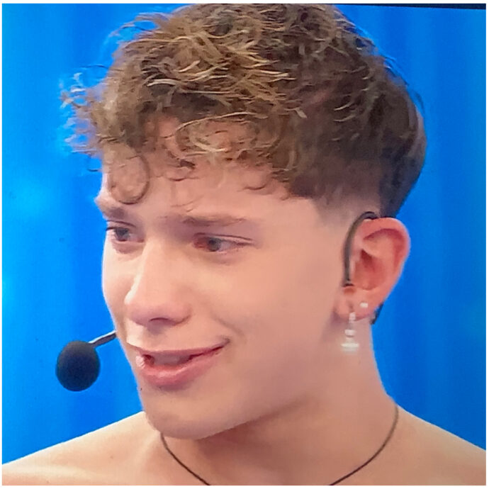 “Sono qua dentro ad Amici 25 da due anni, sembra quasi più una maledizione che una fortuna”: Alessio in lacrime dopo il confronto con Alessandra Celentano