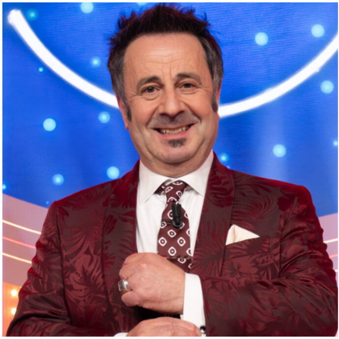 Mago Forest: “Mi sono presentato nudo davanti a Michelle Hunziker per scherzo. Vide il mio fisichetto e scoppiò a ridere. Professionalmente mi innamoro di tutte le colleghe, ma sono felicemente sposato”