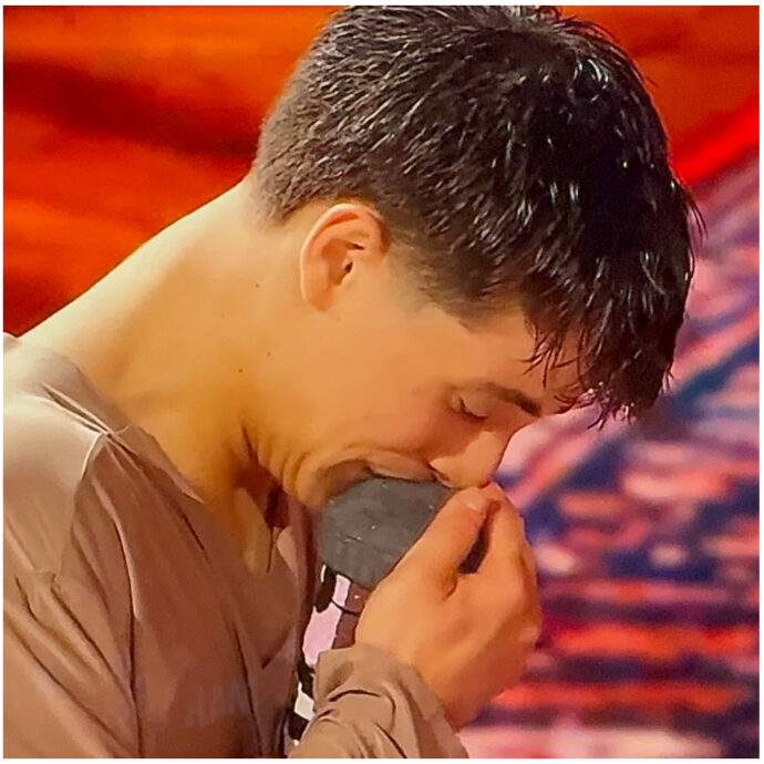 “Sei stato un professionista vero a non fermarti, queste sono le cose che fanno gli autori”: Maria De Filippi consola Emiliano che si commuove ad Amici 25