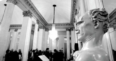 Copertina di “Recomi servire”:  orchestre e teatri, che leccate al Duce