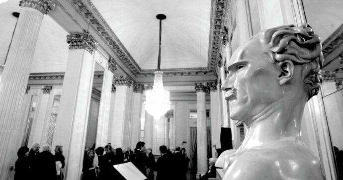 “Recomi servire”:  orchestre e teatri, che leccate al Duce