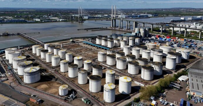 Guerra in Iran, in 50 giorni  il mondo ha perso  50 miliardi   di dollari di petrolio