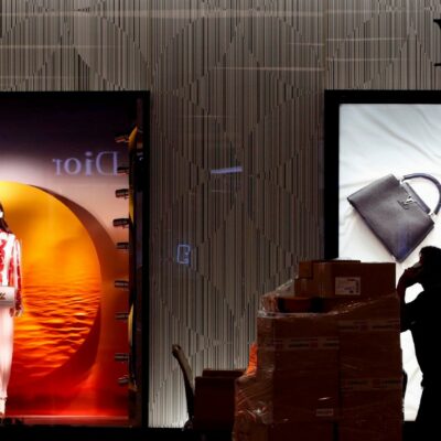 Copertina di Dopo la crisi, la guerra: il lusso teme il disastro, ricavi giù e troppi debiti