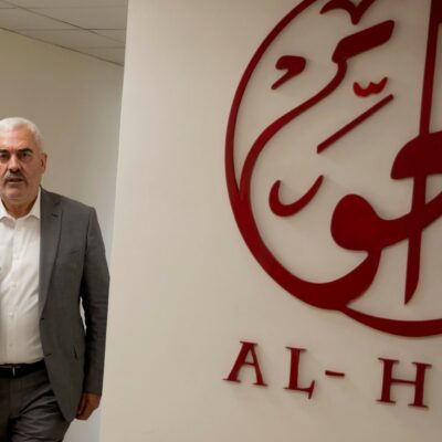 Copertina di Diktat Trump, Macron esegue: porte in faccia all’attivista palestinese