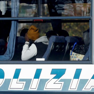 Copertina di “È incostituzionale pagare gli avvocati pro-rimpatri”: intervista al giurista Antonio D’Andrea