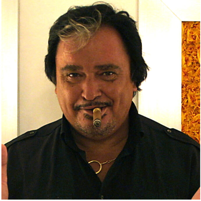 Umberto Smaila: “Silvio Berlusconi non amava i baffi, ma a me non disse mai niente. Voleva che lo accompagnassi a cantare canzoni in francese. Colpo Grosso? Delle critiche bacchettone mai fregato nulla”