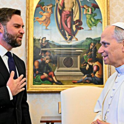 Copertina di Vance fa dietrofront sul Papa: “Grato che non voglia dibattere con Trump”