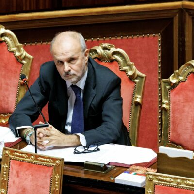 Copertina di Emergenza alla Salute: valzer di poltrone prima delle urne