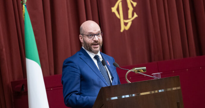 Dl Sicurezza, opposizioni contro l’esame-lampo alla Camera: “Una farsa, azzerato Parlamento”. Pd e Avs scrivono a Fontana