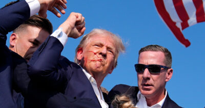 Copertina di “E’ stata una messinscena”: nel mondo MAGA serpeggiano sempre più dubbi sul tentato assassinio di Donald Trump