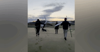 Copertina di Blitz di Greenpeace sul campo da golf di Trump: attivisti installano pale eoliche. Il video dell’azione