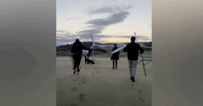 Copertina di Blitz di Greenpeace sul campo da golf di Trump: attivisti installano pale eoliche. Il video dell’azione