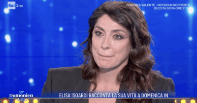 Copertina di “Mio padre mi è mancato tantissimo, ma non l’ho mai colpevolizzato. Forse in passato per questo ho cercato compagni più grandi. Lo capirò probabilmente”: Elisa Isoardi commossa