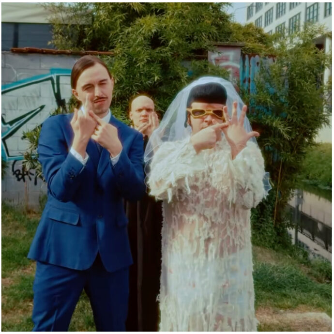 TonyPitony sposa Tommy Cash, al matrimonio parte la coreografia di “Per sempre sì” di Sal Da Vinci col dito medio – IL VIDEO