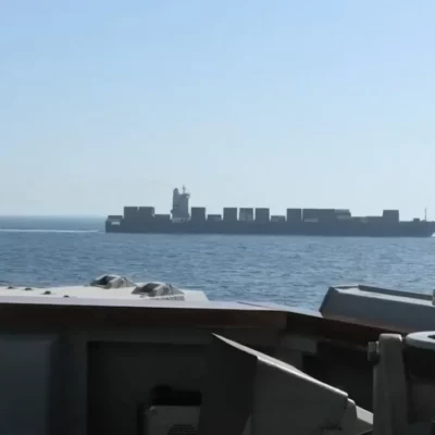 Copertina di Gli Usa sequestrano una nave iraniana: “Ha cercato di superare il blocco di Hormuz”. Teheran: “Pirateria”. Droni contro navi americane. L'assalto notturno dei Marines - Video