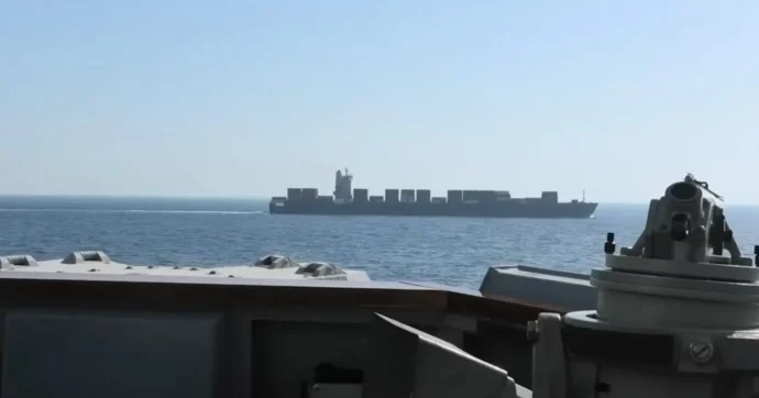 Gli Usa colpiscono e sequestrano una nave iraniana: “Ha cercato di superare il blocco di Hormuz”. Teheran: “Pirateria”