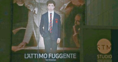Copertina di “L’attimo fuggente” a Milano: uno degli esperimenti teatrali più interessanti nati capace di unire formazione, produzione e innovazione scenica