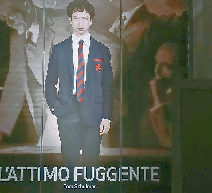 “L’attimo fuggente” a Milano: uno degli esperimenti teatrali più interessanti, capace di unire formazione, produzione e innovazione scenica