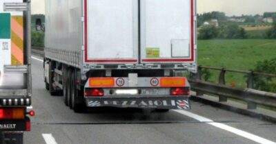 Copertina di “Angherie, mortificazioni e turni di 15 ore”, autotrasportatore si suicida dopo mesi di vessazioni: due imputati