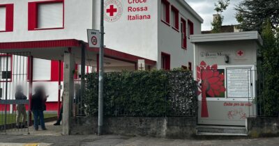 Copertina di Neonato lasciato nella Culla per la vita: salvato e in buone condizioni. I soccorritori: “Come un figlio”