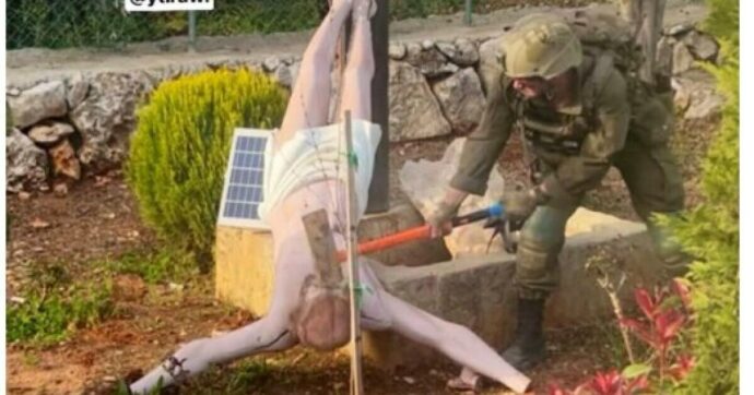 Foto di un soldato Idf che profana una statua di Gesù, Israele si scusa. L’esercito: “Prenderemo provvedimenti contro i responsabili”