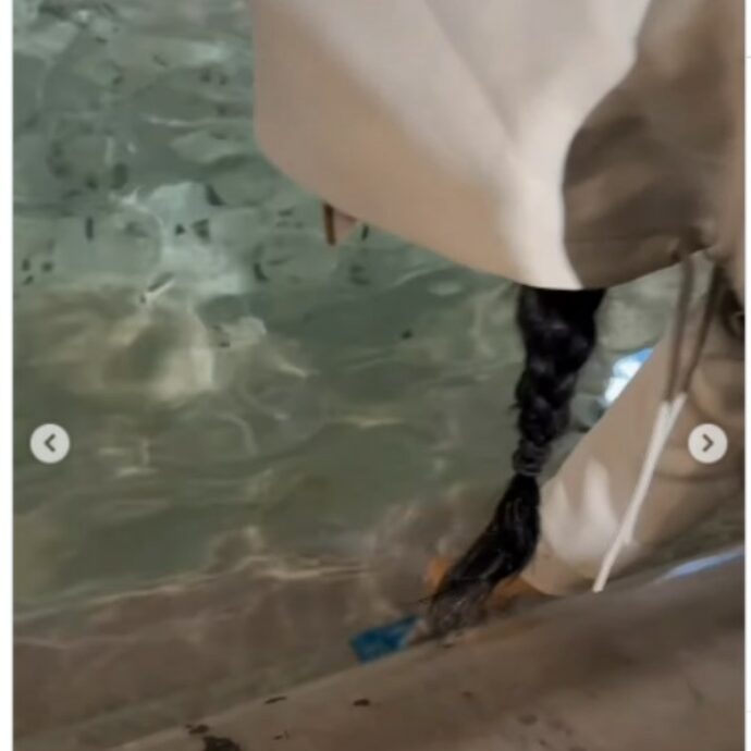 Non ha monete, Katy Perry “striscia” la carta di credito nella Fontana di Trevi: il video è virale