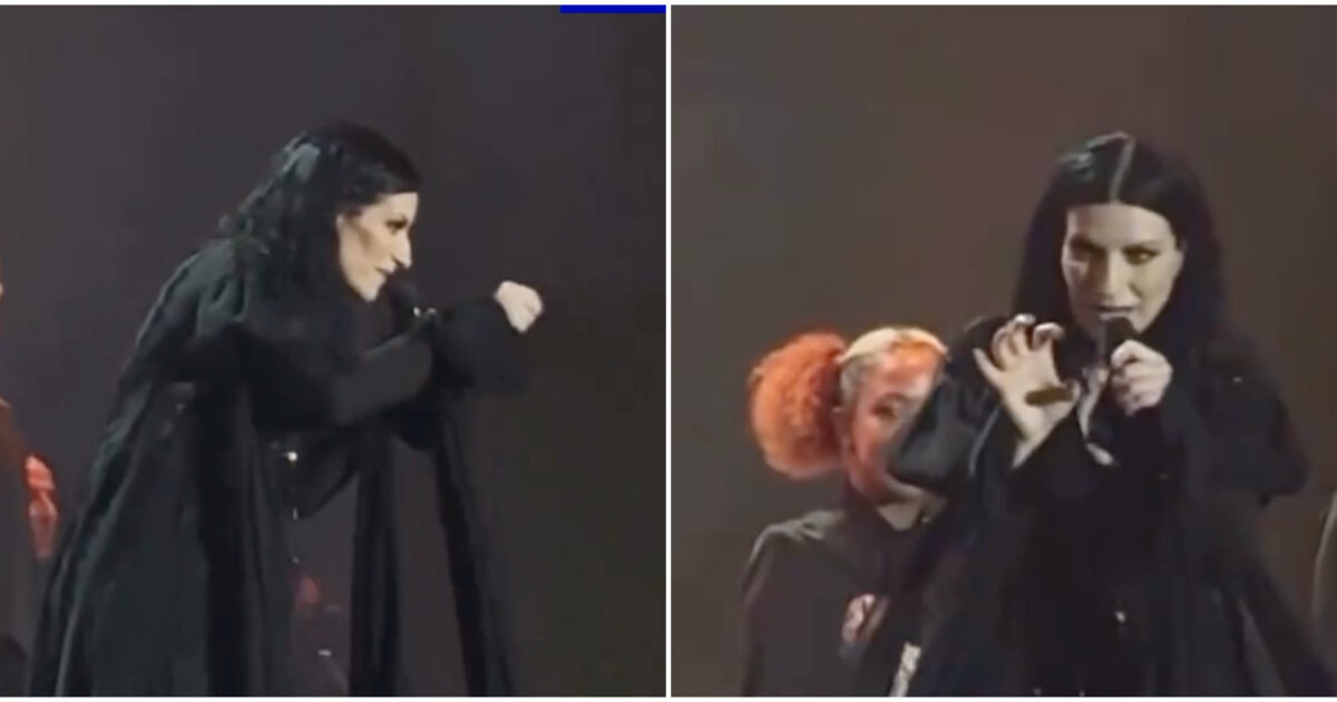 “La prima fila paga molto, ma non sa le mie canzoni. Muovete almeno le labbra. Là in fondo le cantano tutte. Ho controllato”: Laura Pausini ferma il concerto