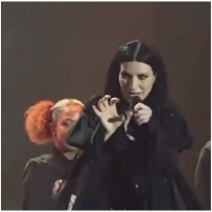 “La prima fila paga molto, ma non sa le mie canzoni. Muovete almeno le labbra. Là in fondo le cantano tutte. Ho controllato”: Laura Pausini ferma il concerto