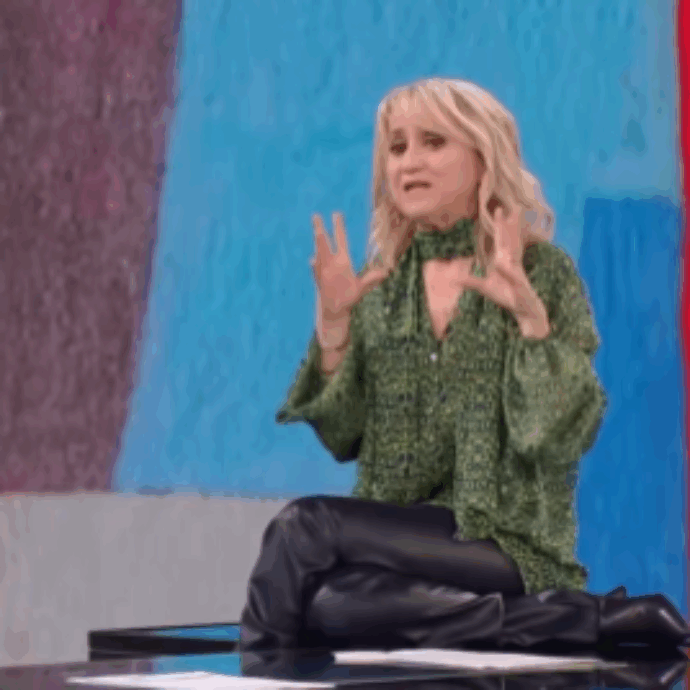 “Un appello a Pier Silvio Berlusconi, al direttore della Rai Giorgio Meloni e al signor Warner. Potete fare iniziare la prima serata ad un’ora decente? Pensate che non abbiamo una minc*** da fare?”: così Luciana Littizzetto