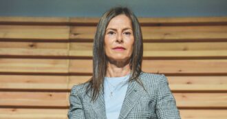 Copertina di C’è la firma: Giuseppina Di Foggia sottoscrive l’accordo per la rinuncia alla buonuscita da Terna per la presidenza Eni