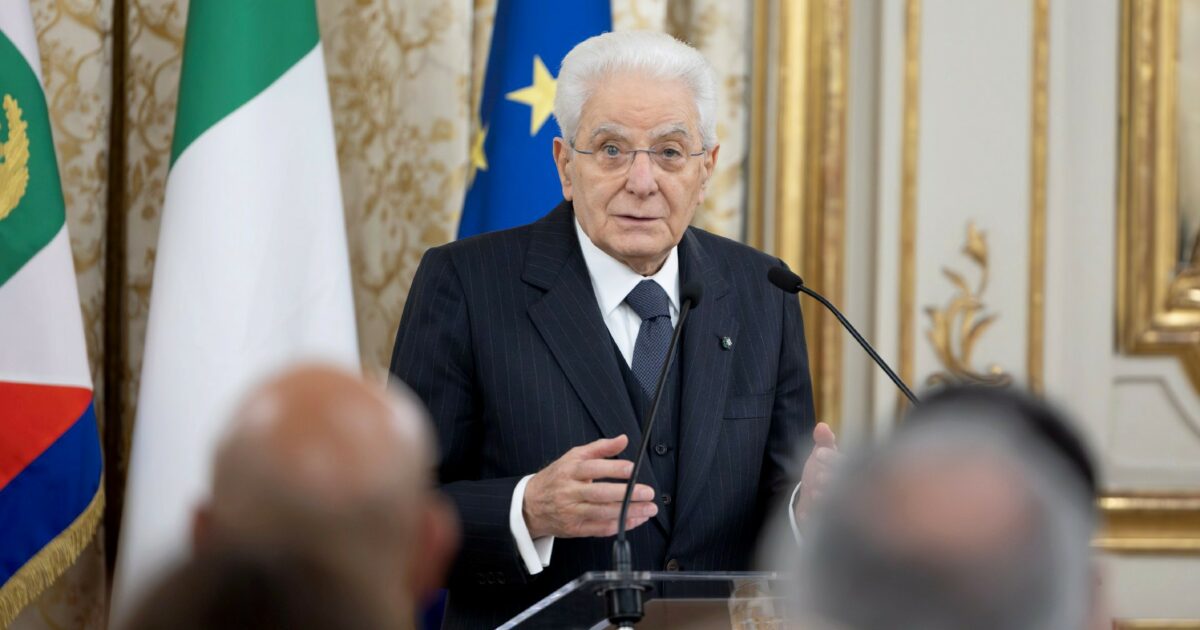 Mattarella omaggia Guccini: “Un poeta che ha parlato di giustizia e uguaglianza”. Meloni: “Continuerò a cantare le sue canzoni nche se non sarebbe contento”