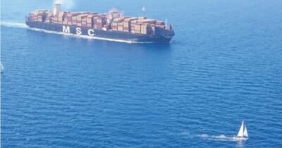 Copertina di La Flotilla riparte accerchiando un cargo con a bordo materiali dual use per Israele