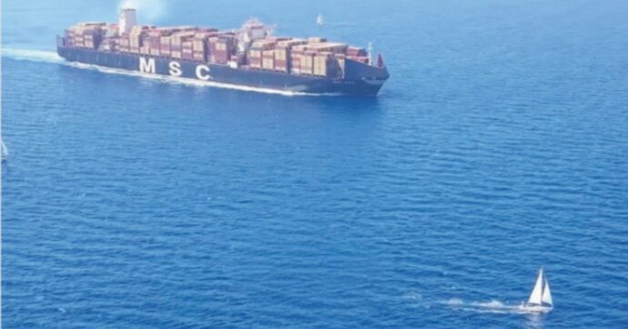 La Flotilla riparte accerchiando un cargo con a bordo materiali dual use per Israele