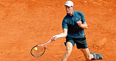 Copertina di Sinner si allena a Madrid per abituarsi alla Caja Magica. Il tabellone: otto italiani al primo turno