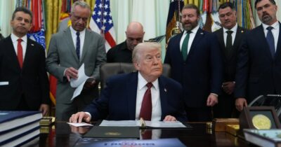 Copertina di Lo staff che lo esclude nei momenti più delicati, le crisi nervose e i post fuori controllo: il retroscena su Trump del Wall Street Journal