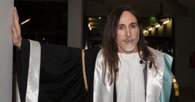 Copertina di Manuel Agnelli: “La corsa per avere lo stadio di San Siro al primo disco spesso finisce dallo psichiatra. Sul Web distorsioni pazzesche sull’estetica della perfezione, da qui la chirurgia estetica a 20 anni”