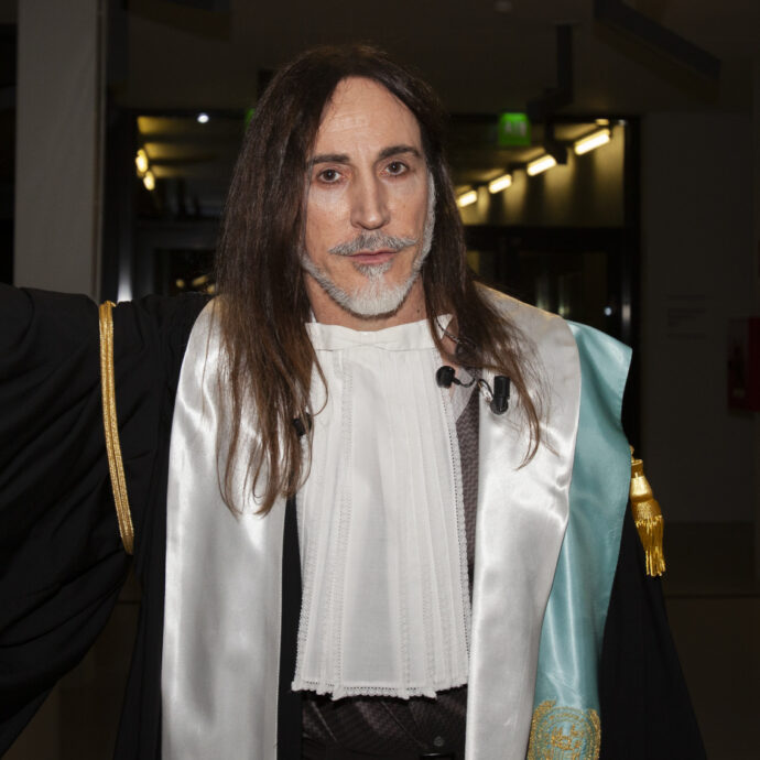 Manuel Agnelli: “La corsa per avere lo stadio di San Siro al primo disco spesso finisce dallo psichiatra. Sul Web distorsioni pazzesche sull’estetica della perfezione, da qui la chirurgia estetica a 20 anni”