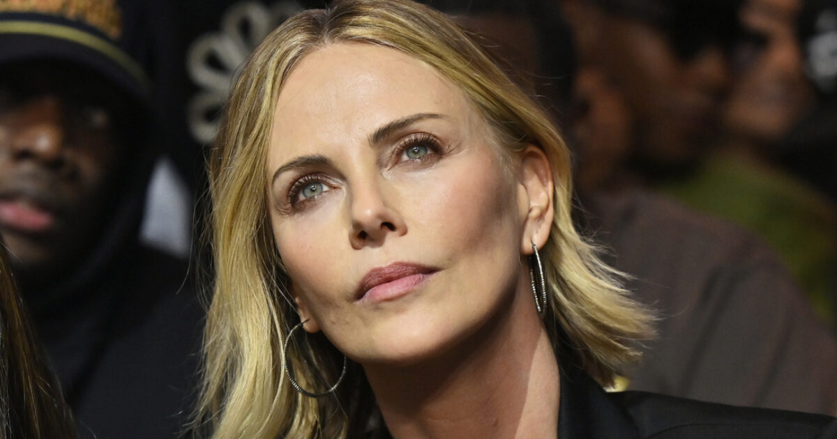 “Ero terrorizzata. Mio padre ha iniziato a sparare in casa perché voleva ucciderci. Mamma lo ha ammazzato con una pistola. Era legittima difesa”: così Charlize Theron