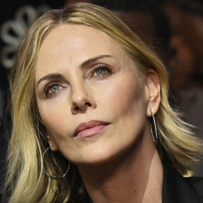 “Ero terrorizzata, mio padre ha iniziato a sparare in casa perché voleva ucciderci. Mia madre lo ha ammazzato con una pistola. Era legittima difesa”: così Charlize Theron