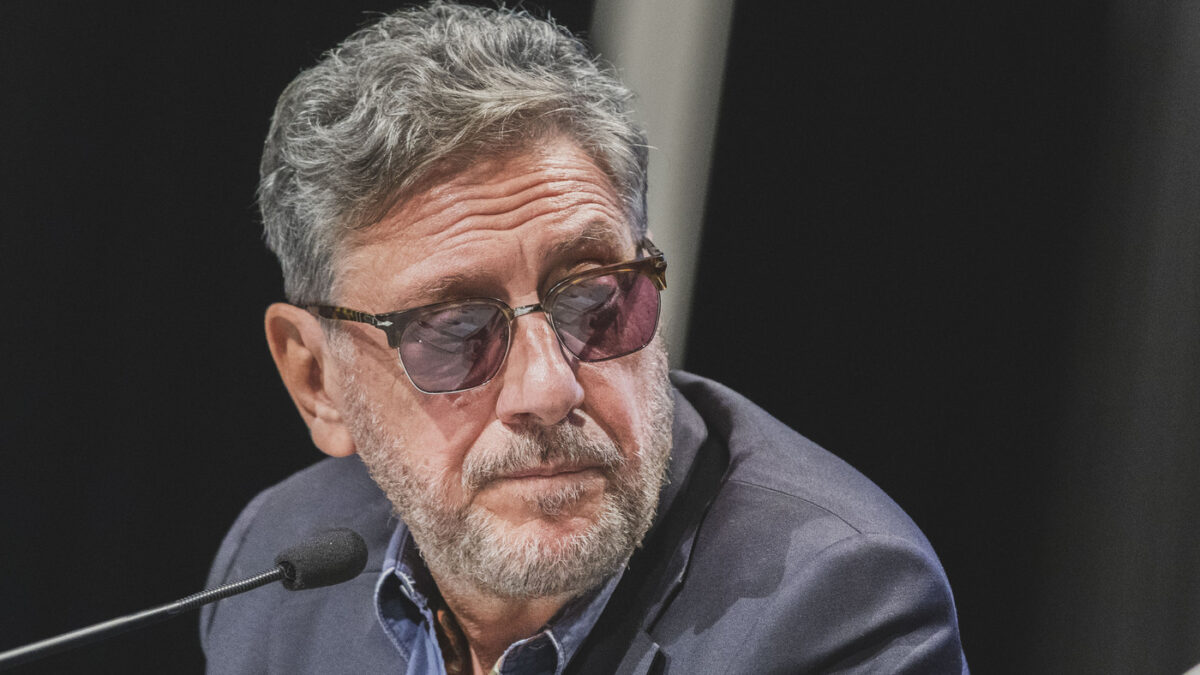 “Attorno all’Intelligenza Artificiale c’è un grande business, dove c’è il denaro, l’arte soccombe. È impensabile fermare questo percorso”: la denuncia di Sergio Castellitto