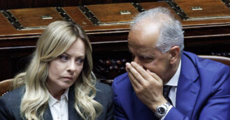 Copertina di Dl Sicurezza, Piantedosi pone la fiducia. Meloni insiste sul premio per i rimpatri: “Resterà, è una norma di buonsenso”