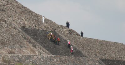 Copertina di Messico, uomo spara sui turisti alle Piramidi di Teotihuacán: morta una ragazza canadese, 13 feriti